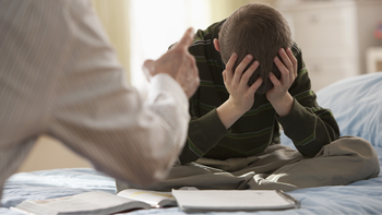 Padres tóxicos: 7 frases que dejan cicatrices mucho después de la infancia