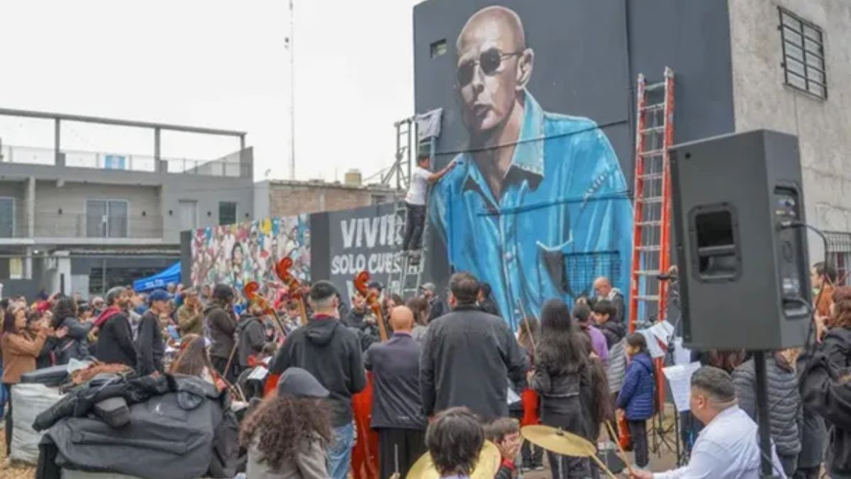 El colectivo Muro Sur coordinó la pintura del mural participativo en homenaje al Indio Solari junto a las familias del barrio La Cava. El colectivo Muro Sur coordinó la pintura del mural participativo en homenaje al Indio Solari junto a las familias del barrio La Cava.