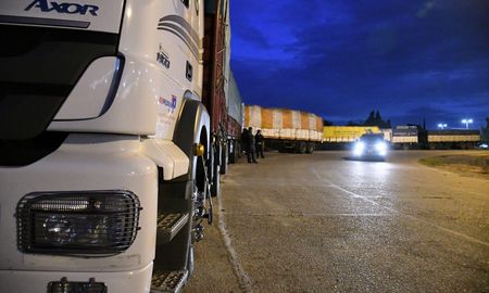 Camioneros preocupados por la falta de gasoil en todo el país. Camioneros preocupados por la falta de gasoil en todo el país.