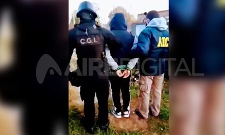 El sospechoso fue esposado y luego se lo trasladó a sede policial para ser identificado. El sospechoso fue esposado y luego se lo trasladó a sede policial para ser identificado.