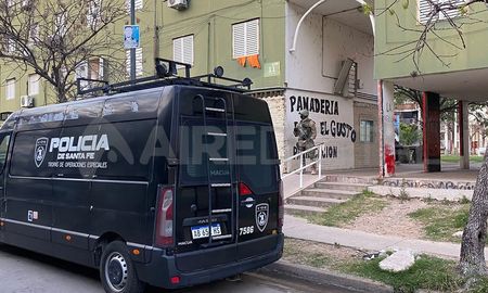 Los allanamientos para dar con el jefe de la barra La Negrada comenzaron en horas de la mañana. Los allanamientos para dar con el jefe de la barra La Negrada comenzaron en horas de la mañana.