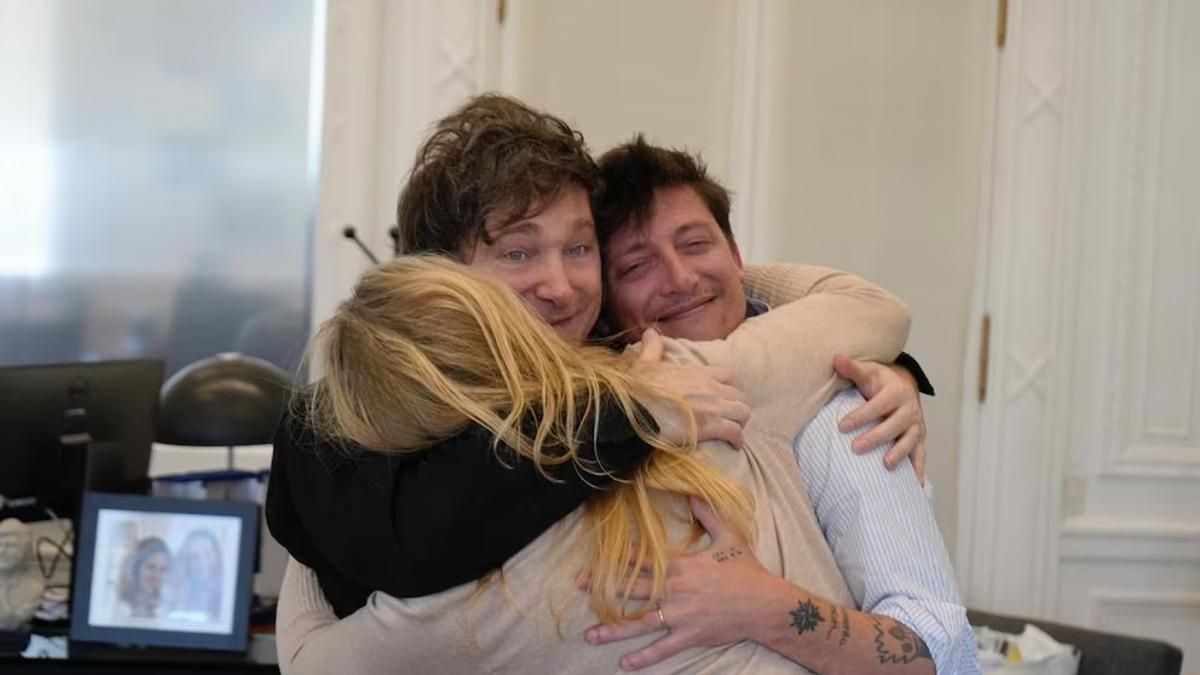 Javier y Karina Milei junto al asesor Santiago Caputo: el triángulo de hierro de La Libertad Avanza.