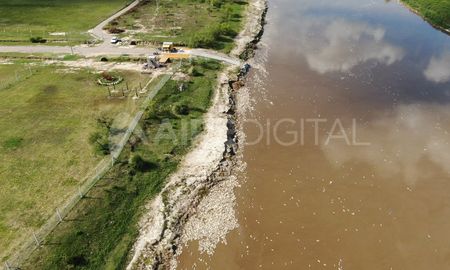 Miles de sábalos, dorados, moncholos y tarariras, entre otras especies, flotan muertos sobre el río a la altura de la autopista Santa Fe - Rosario. Los especialistas advierten que este fenómeno se da principalmente por la falta de oxígeno en el agua. Miles de sábalos, dorados, moncholos y tarariras, entre otras especies, flotan muertos sobre el río a la altura de la autopista Santa Fe - Rosario. Los especialistas advierten que este fenómeno se da principalmente por la falta de oxígeno en el agua.