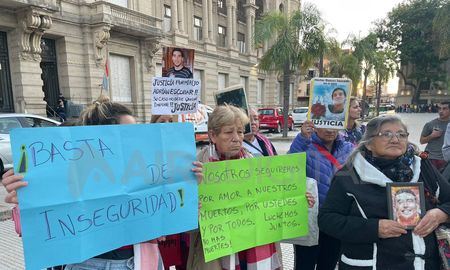 La ola de violencia parece no tener fin en la provincia de Santa Fe. Las víctimas de la inseguridad exigen a la clase política, cada vez con más fuerza, que se aboquen a planificar y aplicar medidas de seguridad. La ola de violencia parece no tener fin en la provincia de Santa Fe. Las víctimas de la inseguridad exigen a la clase política, cada vez con más fuerza, que se aboquen a planificar y aplicar medidas de seguridad.
