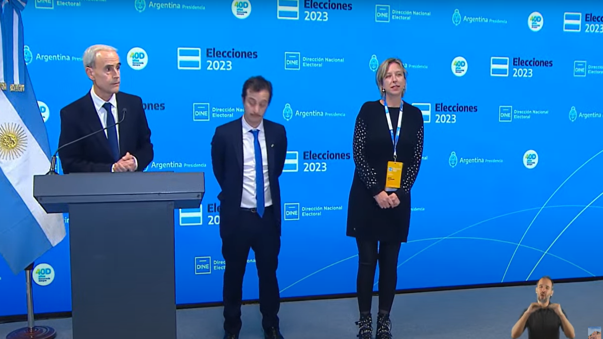 El secretario general de la Presidencia comunicó los primeros datos oficiales. El secretario general de la Presidencia comunicó los primeros datos oficiales.