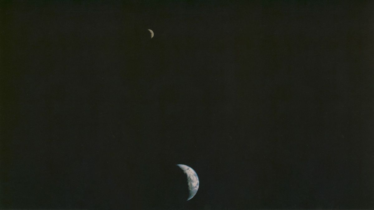 La primera foto de la Tierra y la Luna juntas desde el espacio profundo.