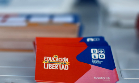 El programa Boleto Educativo Gratuito está destinado a solventar dos pasajes diarios a estudiantes, docentes y asistentes escolares en la provincia de Santa Fe. El programa Boleto Educativo Gratuito está destinado a solventar dos pasajes diarios a estudiantes, docentes y asistentes escolares en la provincia de Santa Fe.