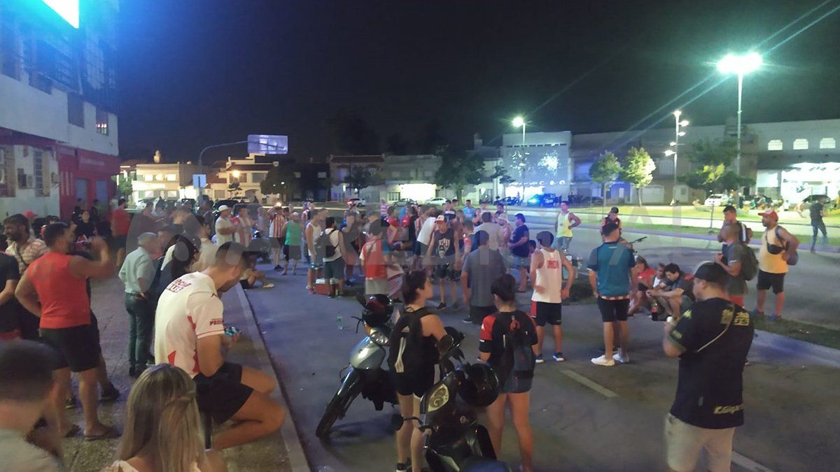 Alrededor de las 19.30, los tatengues comenzaron a acercarse a las instalaciones del club, luego de que se concretase una reunión entre dirigentes de la institución.