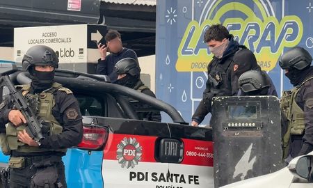 Grupos tácticos y agentes de la PDI al trasladar a sede policial al hombre investigado por violencia de género. Grupos tácticos y agentes de la PDI al trasladar a sede policial al hombre investigado por violencia de género.