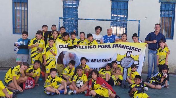 El club que lleva el nombre Papa Francisco y trabaja por los que más necesitan