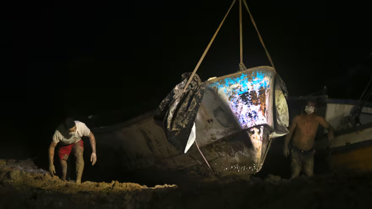Misterio en Brasil: apareció un barco con nueve migrantes africanos muertos.