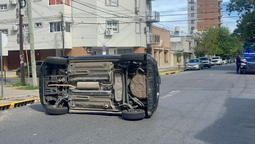 altText(Accidente y vuelco en barrio Sur: un auto terminó de costado tras chocar contra otro)}