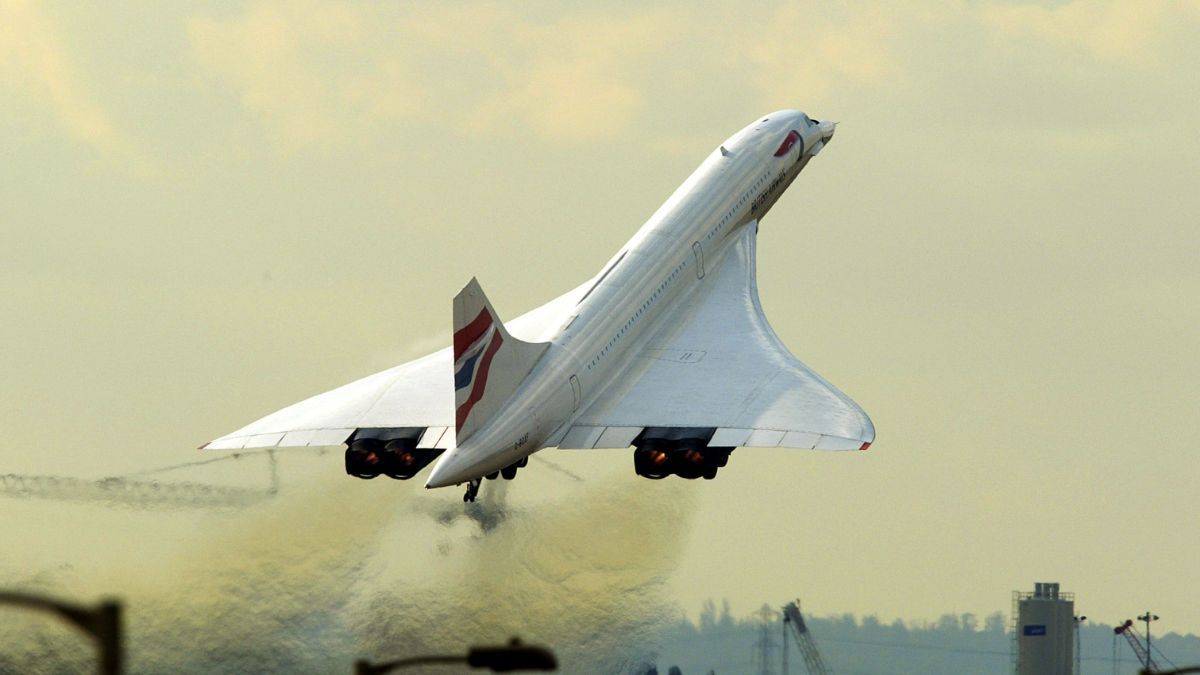 El diseño de las alas delta necesitaron más de 5000 horas de pruebas en los túneles de viento para perfeccionarlas. Esto le permitió al Concorde alcanzar Mach 2,04 con una velocidad máxima de crucero de 2179 km/h (el doble de la del sonido), por lo que se desplazaba más rápido que la Tierra en la rotación sobre su eje. El diseño de las alas delta necesitaron más de 5000 horas de pruebas en los túneles de viento para perfeccionarlas. Esto le permitió al Concorde alcanzar Mach 2,04 con una velocidad máxima de crucero de 2179 km/h (el doble de la del sonido), por lo que se desplazaba más rápido que la Tierra en la rotación sobre su eje.