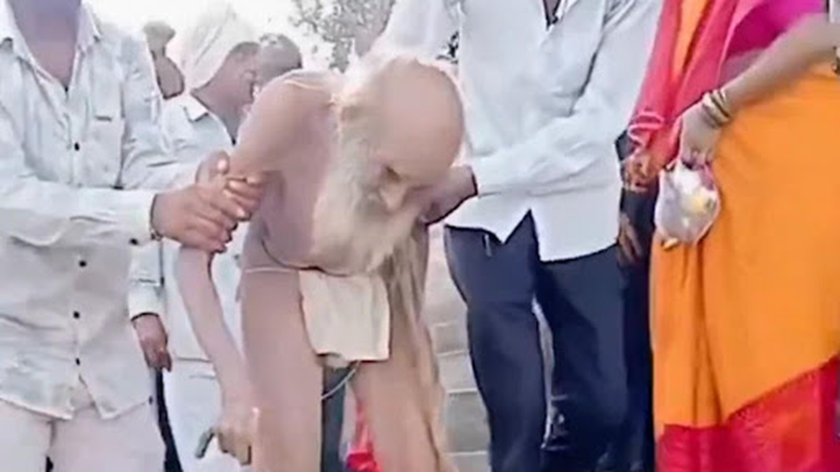 Rescatan a un hombre de una cueva de la India dice tener 188 años: La muerte se olvidó...