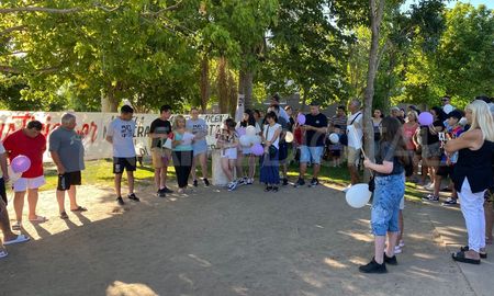 La emotiva suelta de globos se realizó este domingo en una plaza de barrio Santa Lucía. La emotiva suelta de globos se realizó este domingo en una plaza de barrio Santa Lucía.