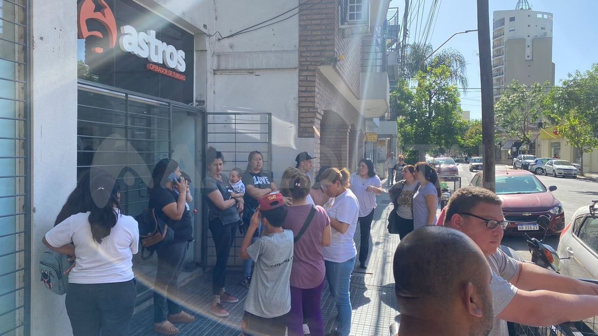 Los padres de los niños damnificados se concentraron en la puerta de la empresa de turismo para reclamar el reintegro del dinero abonado por el viaje trunco.