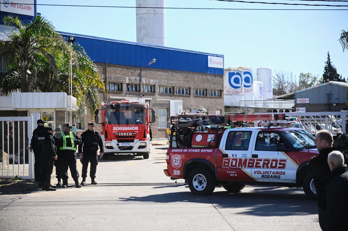 Rosario: identificaron al piloto que se estrelló con su avioneta sobre una planta industrial