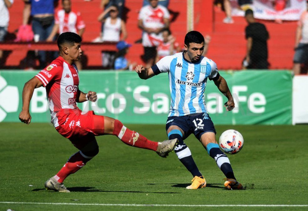 Presionando en todos los sectores del campo, Unión no dejaba jugar a Racing con la pelota y fue el protagonista exclusivo del partido en los primeros minutos de juego.