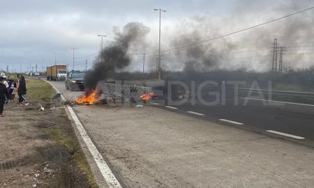 Corte de tránsito con quema de cubiertas en la Circunvalación Oeste. Corte de tránsito con quema de cubiertas en la Circunvalación Oeste.