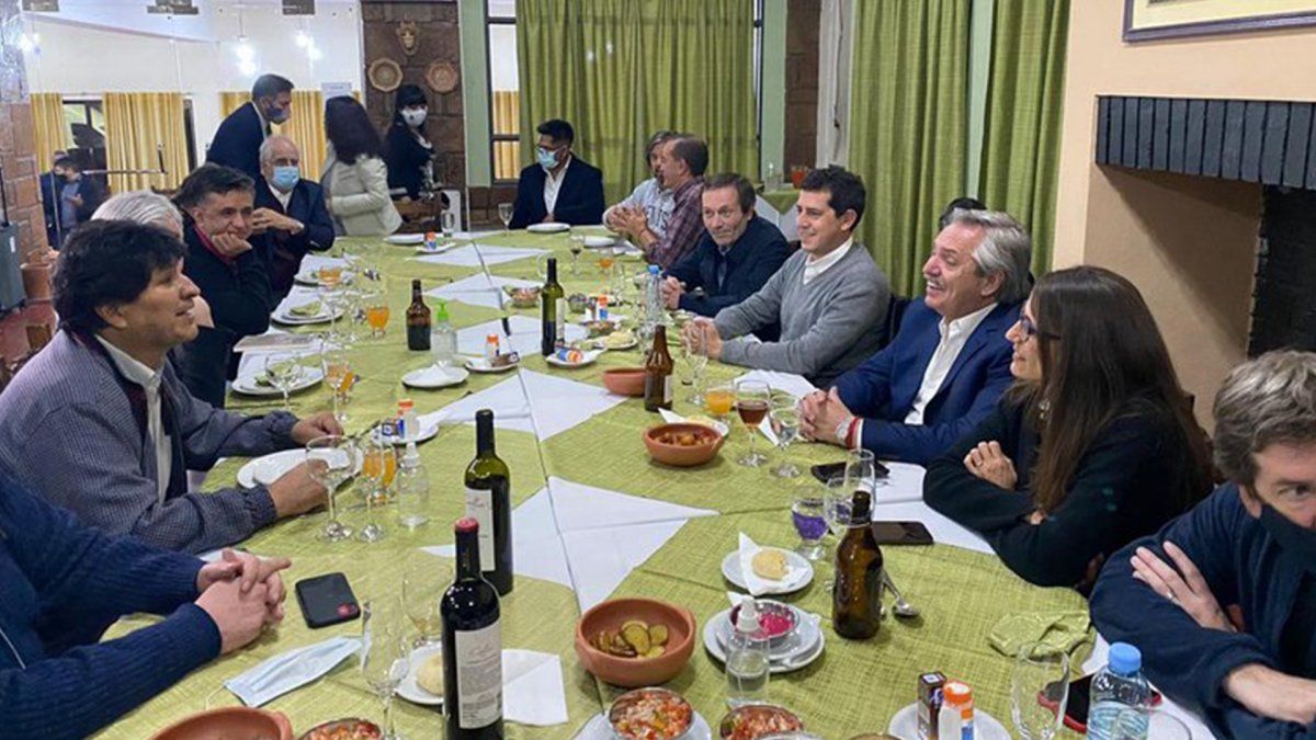 Alberto Fernández compartió una cena con Evo Morales y la comitiva del Gobierno en un lugar cerrado, algo que no está recomendado en el contexto de la pandemia del coronavirus.
