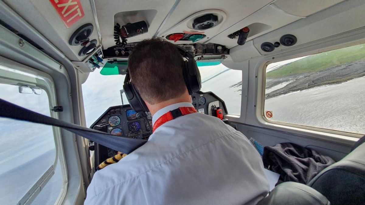 A diferencia de los vuelos comerciales convencionales, los pasajeros pueden apreciar cómo el piloto opera la aeronave en todo momento, desde el despegue hasta el aterrizaje, incluidos los rodajes.