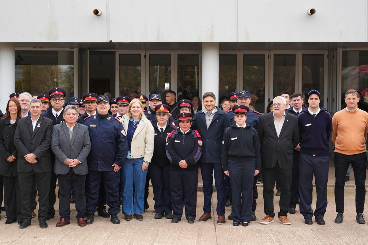 Pullaro supervisó el avance del nuevo Centro de Entrenamiento y Capacitación de la Federación Santafesina de Asociaciones de Bomberos Voluntarios, una obra estratégica que demanda a la Provincia más de 5.600 millones de pesos y que aspira a convertirse en el mayor espacio de formación del país. Pullaro supervisó el avance del nuevo Centro de Entrenamiento y Capacitación de la Federación Santafesina de Asociaciones de Bomberos Voluntarios, una obra estratégica que demanda a la Provincia más de 5.600 millones de pesos y que aspira a convertirse en el mayor espacio de formación del país.