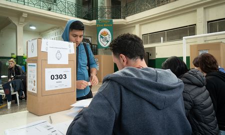 Con un padrón de casi tres millones de electores, en la provincia de Santa Fe se ponen en juego 9 de las 19 bancas de diputados nacionales. Con un padrón de casi tres millones de electores, en la provincia de Santa Fe se ponen en juego 9 de las 19 bancas de diputados nacionales.