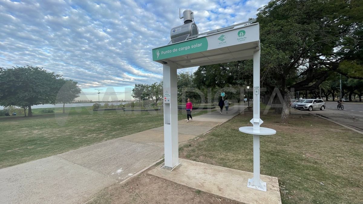 Situado en la Costanera Oeste frente al Parque de la Locomotora