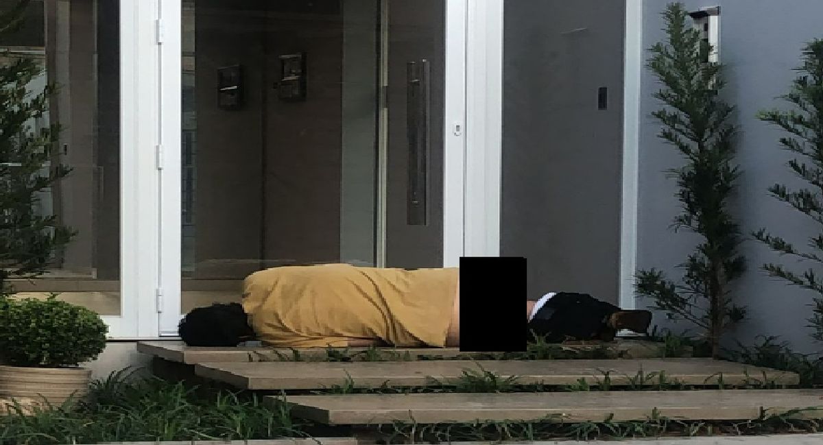 La historia viral de un borracho que despertó polémica en las redes: Terrible quebrado durmiendo en la puerta