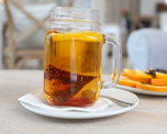 La kombucha se obtiene mediante la fermentación de té con una colonia de bacterias y levaduras beneficiosas. La kombucha se obtiene mediante la fermentación de té con una colonia de bacterias y levaduras beneficiosas.