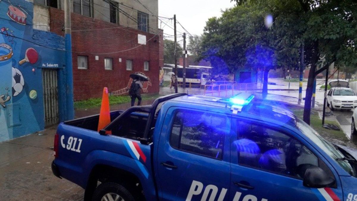 El ataque contra la escuela de Rosario se produjo a pesar de que había un patrullero a unos 40 metros del lugar.