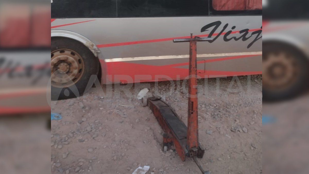 El mecánico fue rescatado y salvó su vida de milagro.&nbsp;