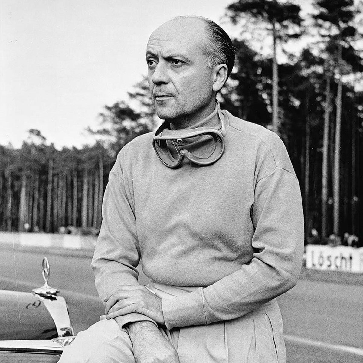 El veterano francés Pierre Levegh –cuyo nombre real era Pierre Eugène Alfred Bouillin–, de 49 años (nacido en París el 22 de diciembre de 1905), alternaría el manejo del Mercedes 300 SLR oficial con el estadounidense John Fitch. En la edición de 1952, Levegh había estado a un paso de ganar, pero debió abandonar a muy poco del final.