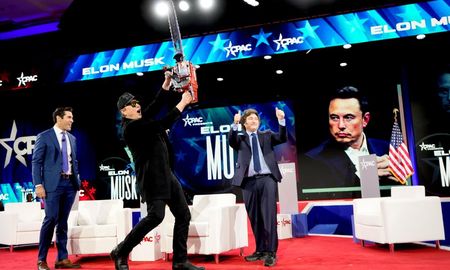 Javier Milei le regaló una motosierra a Elon Musk. Javier Milei le regaló una motosierra a Elon Musk.