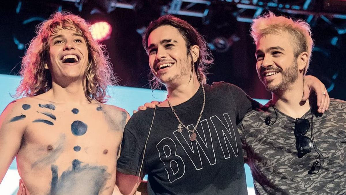 Gastón Sardelli de Airbag llegó en lancha a Corrientes tras un choque masivo.