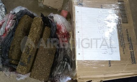 Secuestro. Los panes de marihuana que iban dentro de la encomienda. Secuestro. Los panes de marihuana que iban dentro de la encomienda.