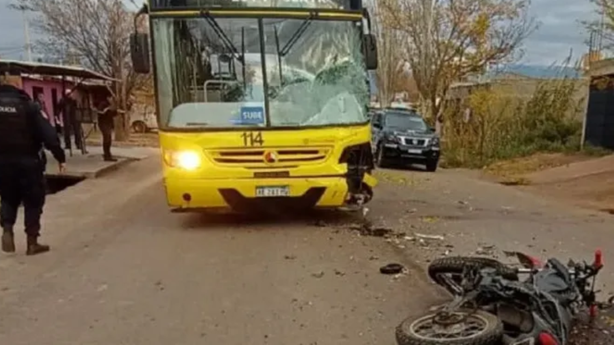 Un hombre y una mujer perdieron la vida al chocar de chocar contra un colectivo en Mendoza.