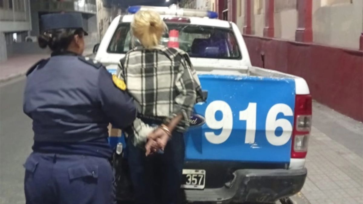 La policía detuvo a las personas involucradas. La policía detuvo a las personas involucradas.