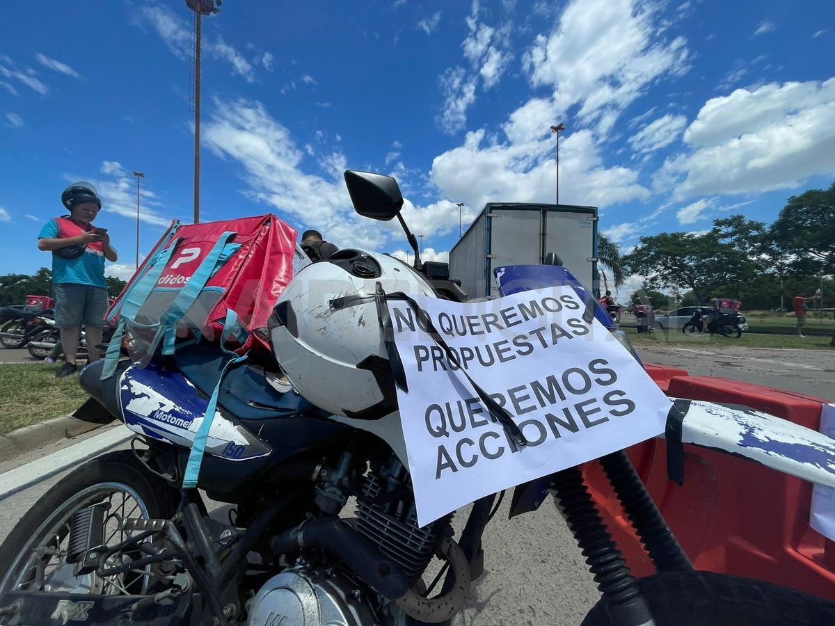 Cadetes de delivery interrumpen el tránsito sobre la ruta 168 en reclamo de seguridad