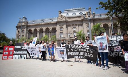 Este jueves familiares de víctimas de la inseguridad en Santa Fe se movilizaron frente a Casa de Gobierno y exigiron una respuesta por parte del gobierno. Este jueves familiares de víctimas de la inseguridad en Santa Fe se movilizaron frente a Casa de Gobierno y exigiron una respuesta por parte del gobierno.