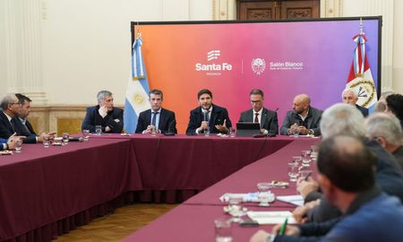 Este jueves hubo una reunión con las diferentes partes involucradas, encabezada por el gobernador Pullaro, en la que dijo que se busca “resolver un problema de 30 años” y que debe hacerse “por consenso, no a los apurones y sin las conversaciones que se necesitan”. Este jueves hubo una reunión con las diferentes partes involucradas, encabezada por el gobernador Pullaro, en la que dijo que se busca “resolver un problema de 30 años” y que debe hacerse “por consenso, no a los apurones y sin las conversaciones que se necesitan”.