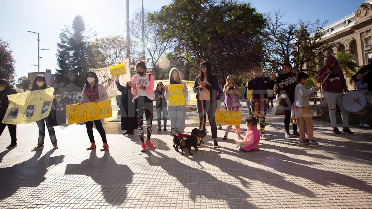 Familiares, amigos y vecinos de las víctimas se manifestaron en la puerta de Tribunales mientras se desarrolló la audiencia imputativa.