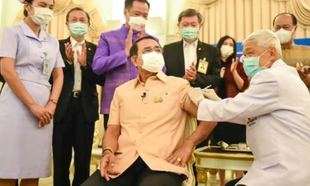 Tailandia suspendió la semana pasada la vacunación con la dosis anglosueca debido a las dudas de posibles efectos secundarios. Tailandia suspendió la semana pasada la vacunación con la dosis anglosueca debido a las dudas de posibles efectos secundarios.