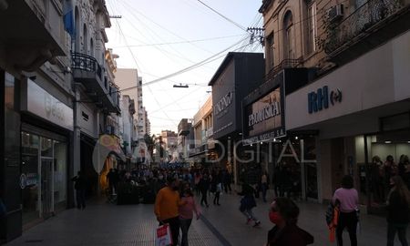 A pesar de ser una de las fechas más esperadas por los comerciantes, las ventas por el Día del Padre no arrojaron los resultados esperados. El movimiento se hizo notar a lo largo de toda la jornada del sábado, la siesta fue el horario en el que mayor afluencia de público se registró. A pesar de ser una de las fechas más esperadas por los comerciantes, las ventas por el Día del Padre no arrojaron los resultados esperados. El movimiento se hizo notar a lo largo de toda la jornada del sábado, la siesta fue el horario en el que mayor afluencia de público se registró.