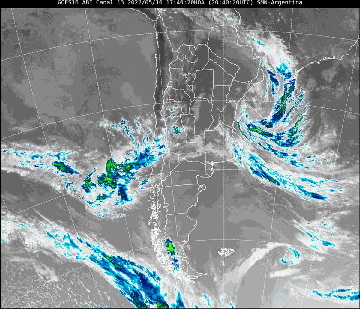 En la imagen satelital se observa que la nubosidad que cubrió nuestro cielo en el día de ayer se encuentra desplazada sobre el sur de Brasil y la República Oriental del Uruguay.