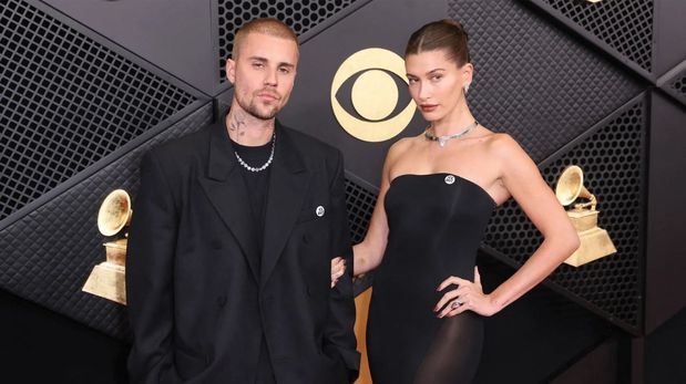 Justin y Hailey Bieber utilizaron accesorios para protestar contra el servicio de inmigración en la gala de los Grammys.