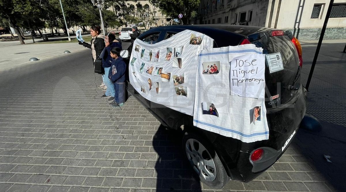 Los familiares del fallecido exhibieron fotos de la causa judicial. Los familiares del fallecido exhibieron fotos de la causa judicial.