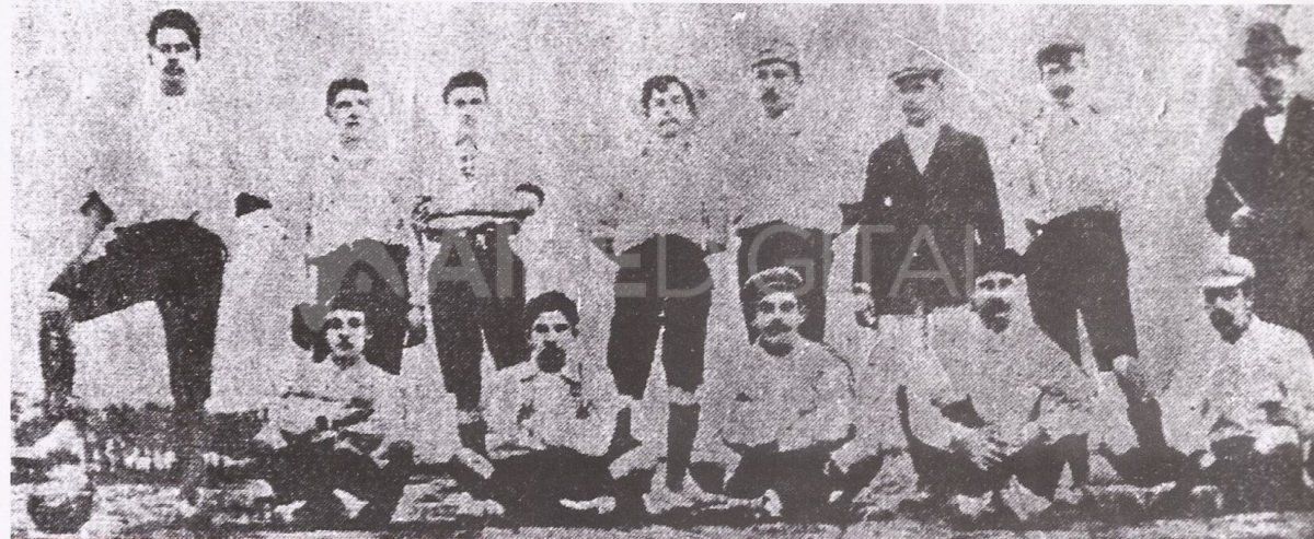 Uno de los primeros equipos de Unión. Camisa blanca con detalles negros