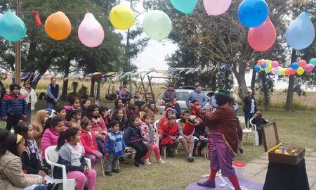 A la “Escuela que rueda” también se suma Galupa, un payaso histriónico que, junto a Mario, provoca la risa de todos los presentes y homenajea a las infancias rurales. A la “Escuela que rueda” también se suma Galupa, un payaso histriónico que, junto a Mario, provoca la risa de todos los presentes y homenajea a las infancias rurales.