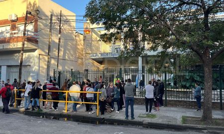 El viernes por la mañana los padres se autoconvocaron en la escuela Sargento Pedro Bustamante para pedir explicaciones sobre un hecho que solo habría involucrado a menores. El viernes por la mañana los padres se autoconvocaron en la escuela Sargento Pedro Bustamante para pedir explicaciones sobre un hecho que solo habría involucrado a menores.
